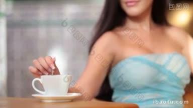 在咖啡店里喝咖啡的女人